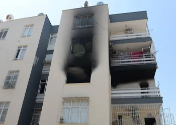 Eşini eve dönmeye ikna edemedi evi yaktı