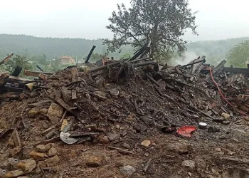 Bursa’da yangın, 3 kişilik aileyi evsiz bıraktı
