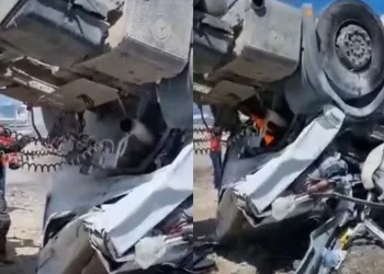 Antalya’da ters dönen TIR’da sıkıştı