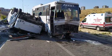 İşçi servisleri kaza yaptı: 22 yaralı