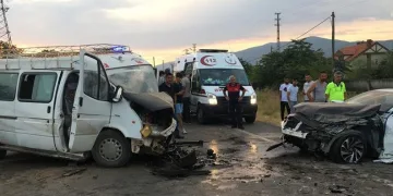 Minibüsle otomobil çarpıştı: 20 yaralı