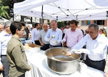 İnegöl Belediyesi’nden aşure ikramı