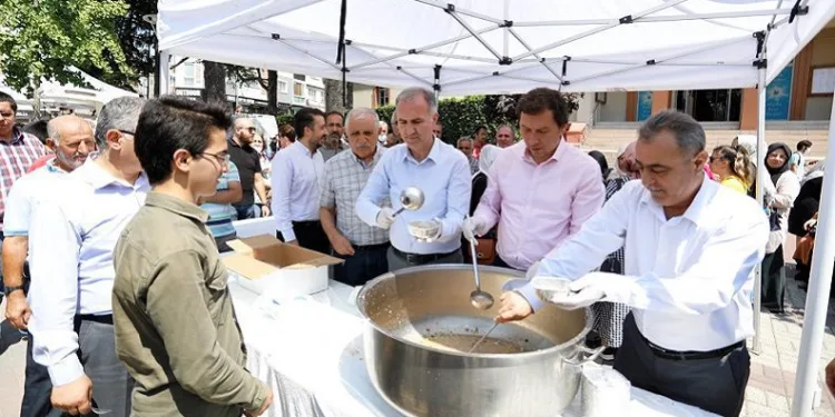 İnegöl Belediyesi’nden aşure ikramı