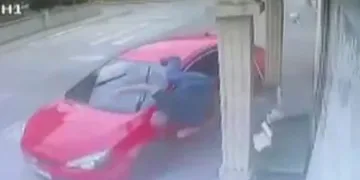 Dükkanın önünü süpürürken dehşeti yaşadı