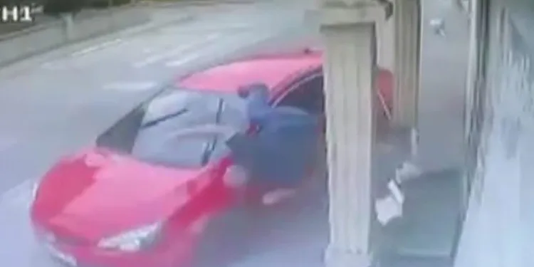 Dükkanın önünü süpürürken dehşeti yaşadı