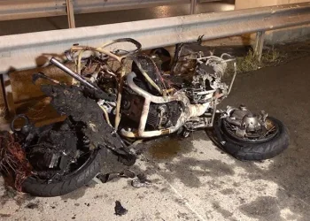 Motosiklet kamyonete çarptı: 2 ölü