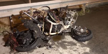 Motosiklet kamyonete çarptı: 2 ölü