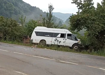 Fındık işçilerini taşıyan minibüs kaza yaptı: 13 yaralı