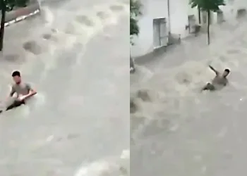 İstanbul Esenyurt’ta bir vatandaş sele kapıldı