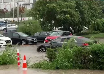 Ankara’da sağanak ve fırtına hayatı olumsuz etkiledi
