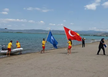 Mavi bayrak Bursa İznik’te dalgalanmaya başladı