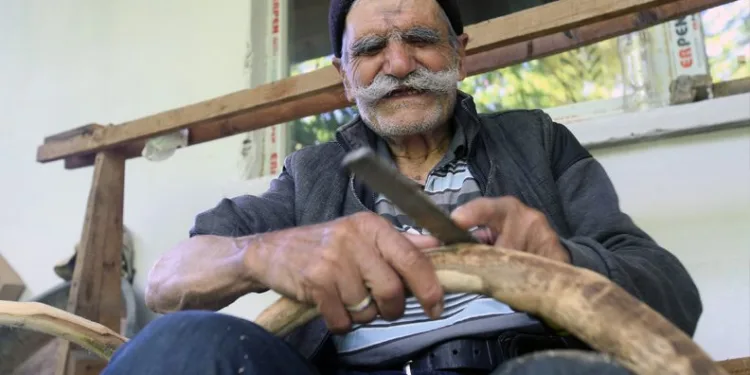Görmeyen gözleriyle binlerce fidan yetiştirdi