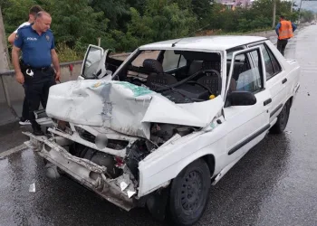 Samsun’da otomobil TIR’a çarptı