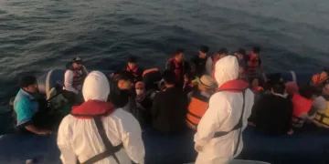 Çanakkale açıklarında 53 düzensiz göçmen yakalandı