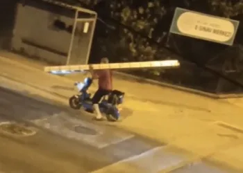 Merdiveni motosikletle taşımaya çalıştı