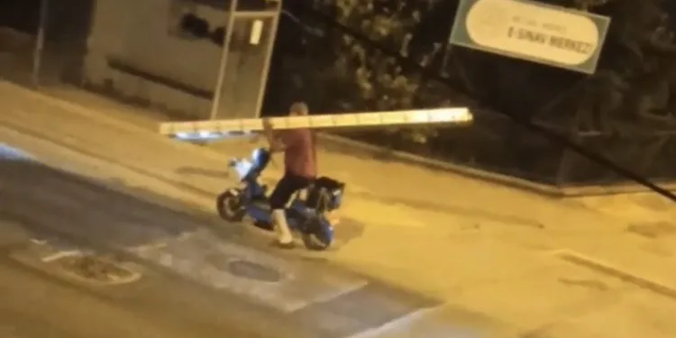 Merdiveni motosikletle taşımaya çalıştı