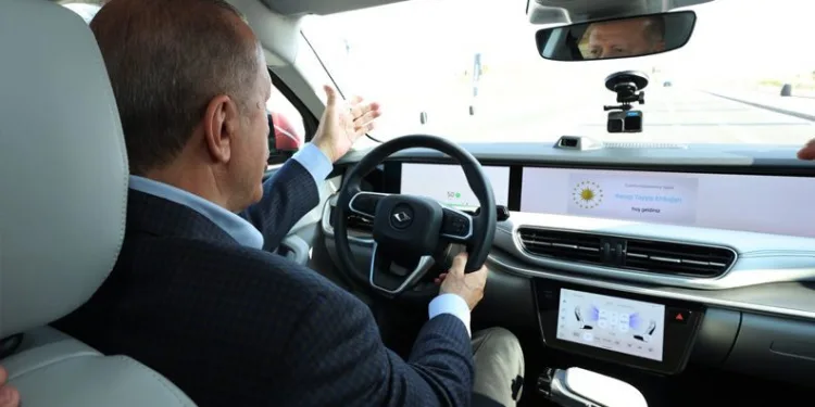 Cumhurbaşkanı Erdoğan Togg’un direksiyonuna geçti