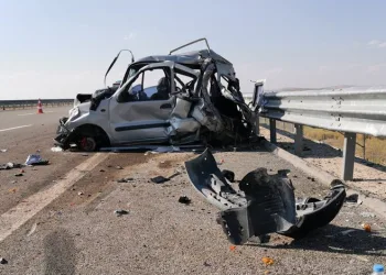 Düğün konvoyundaki araçlara TIR çarptı