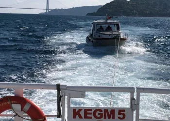Boğaz’da sürüklenen tekneyi kıyı emniyeti kurtardı