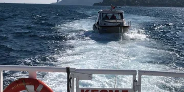 Boğaz’da sürüklenen tekneyi kıyı emniyeti kurtardı