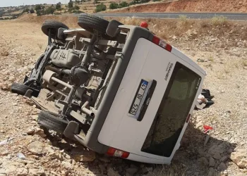Mardin’de minibüs şarampole yuvarlandı