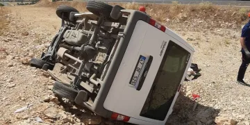 Mardin’de minibüs şarampole yuvarlandı