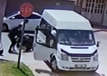Bursa’da motosiklet minibüse çarptı