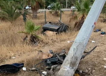 İkiye bölünen otomobilden kurtulamadılar