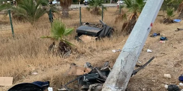 İkiye bölünen otomobilden kurtulamadılar