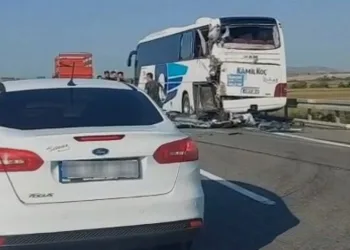 Bursa’da yolcu otobüsüne yakıt tankeri çarptı