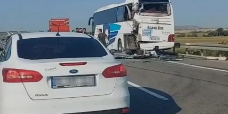 Bursa’da yolcu otobüsüne yakıt tankeri çarptı