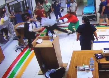 Önce eşini hastanede sağlık çalışanını darp etti