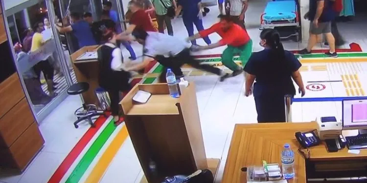 Önce eşini hastanede sağlık çalışanını darp etti