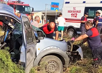 Çanakkale’de TIR’la çarpışan otomobil sürücüsü öldü