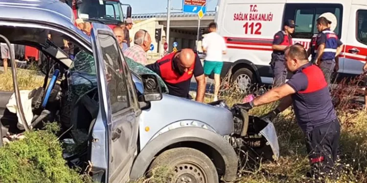 Çanakkale’de TIR’la çarpışan otomobil sürücüsü öldü