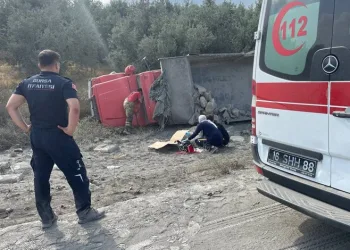 Bursa’da çimento yüklü kamyon devrildi: 1 ölü