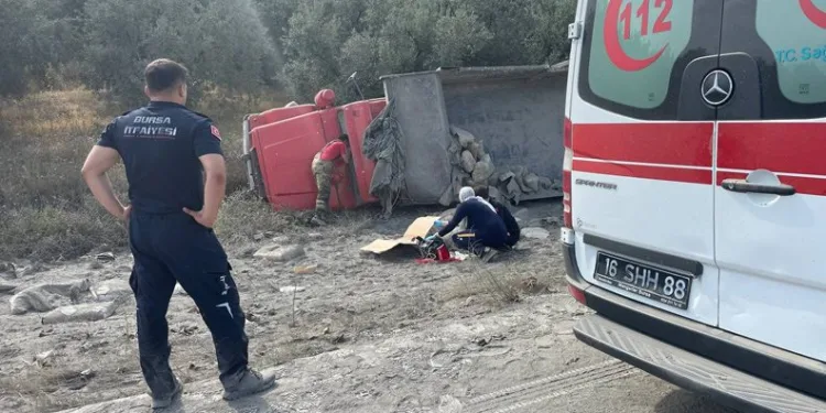 Bursa’da çimento yüklü kamyon devrildi: 1 ölü