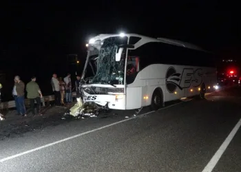 Yolcu otobüsü TIR’a çarptı: 1 ölü, 43 yaralı