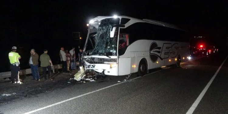 Yolcu otobüsü TIR’a çarptı: 1 ölü, 43 yaralı