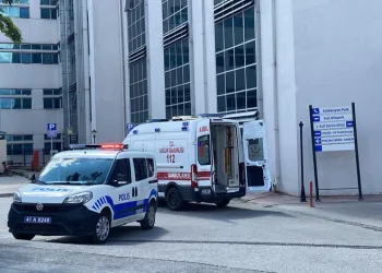 Kocaeli’de tartıştığı komşusunun kafasında bardak kırdı