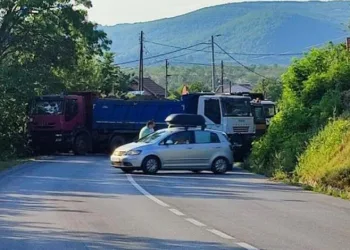 Kosova’da Sırplar barikatları kaldırıyor