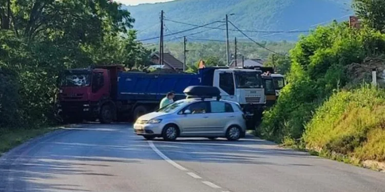 Kosova’da Sırplar barikatları kaldırıyor