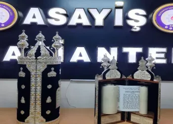 Sinagog’dan Tevrat çalan hırsızlar tutuklandı