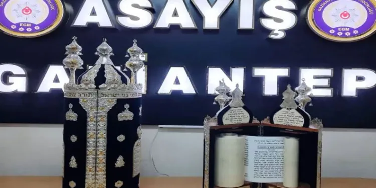 Sinagog’dan Tevrat çalan hırsızlar tutuklandı