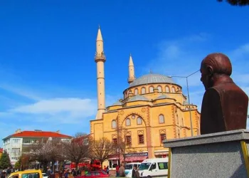 Kırşehir’de Neşet Ertaş’ın heykeline saldırı