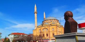 Kırşehir’de Neşet Ertaş’ın heykeline saldırı