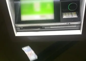 ATM sokağa para saçtı
