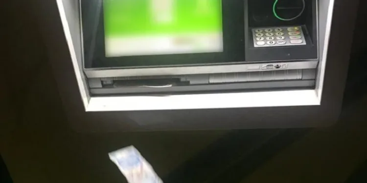 ATM sokağa para saçtı