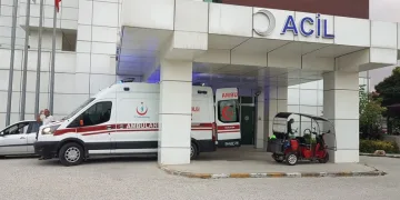 Dinlenme tesisinde ayağına yorgun mermi isabet etti