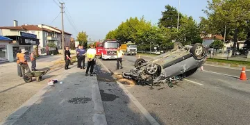 Otomobil durağa çarptı: 1 ölü